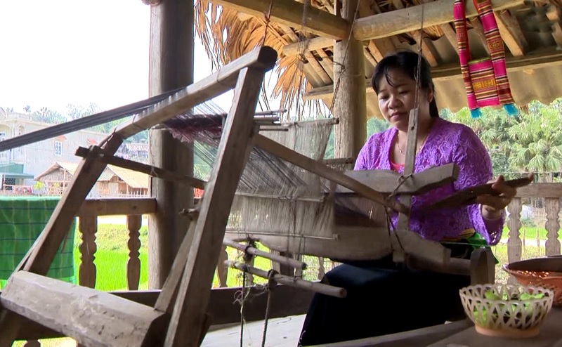 The Craft of Handwoven Terra-cotta in Chiềng Village