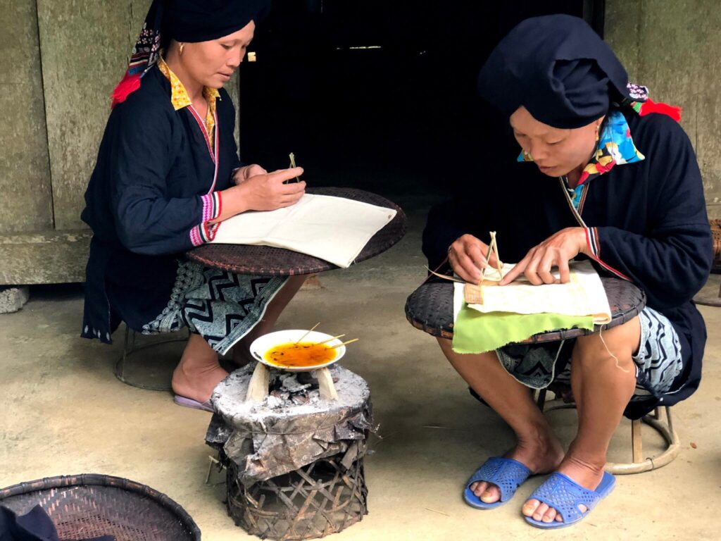 The Art of Floral Pattern Printing on Fabric Using Beeswax by the Dao Tiền People in Bản Cỏi, Xuân Sơn